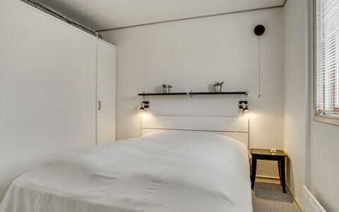 Skakke - 900M from the Sea: Muur, Flooring, Interieur Ontwerp, Verdieping, Slaapkamer, Plafond, Hout, Bed, Meubilair, Lichte Inrichting