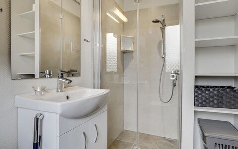 Skakke - 900M from the Sea: Badkamer, Loodgieterswerkinrichting, Muur, Interieur Ontwerp, Flooring, Verdieping, Wastafel In De Badkamer, Wastafel, Kraan, Loodgieter