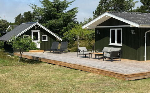 Absolon - 1.5Km from the Sea: Verblijf, Gazon, Siding, Tuin, Garden Gebouwen, Schaduw, Plank, Werf, Hardwood, Schuur
