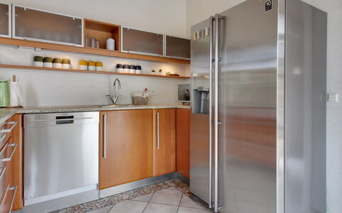 Gidsken - 30M from the Sea: Toestel Van De Keuken, Keuken, Major Appliance, Cabinetry, Flooring, Countertop, Koelkast, Hout, Huishoudapparatuur, Interieur Ontwerp