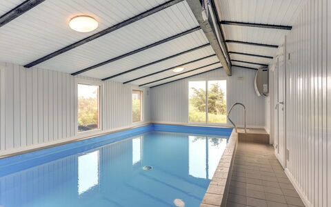 Mogens - from the Sea: Zwembad, Verdieping, Samengesteld Materiaal, Plafond, Schaduw, Ontwerp, Hardwood, Toevlucht, Hotel, Daylighting