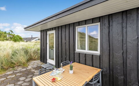 Iken - 500M from the Sea: Meubilair, Buitenmeubels, Tableware, Tafel, Drinkware, Stoel, Buitentafel, Voedsel, Fles