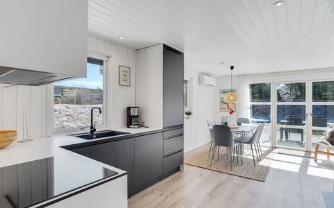 Gillis - 900M from the Sea: Flooring, Interieur Ontwerp, Keuken, Houten Vloer, Verdieping, Hout, Plafond, Countertop, Meubilair, Cabinetry