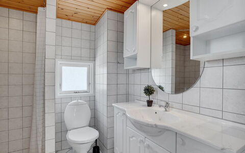 Gillis - 900M from the Sea: Loodgieterswerkinrichting, Muur, Flooring, Wastafel In De Badkamer, Interieur Ontwerp, Wastafel, Verdieping, Badkamer, Kraan, Plafond