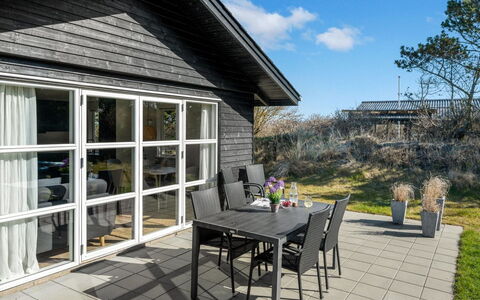 Gillis - 900M from the Sea: Hout, Meubilair, Buitenmeubels, Stoel, Flooring, Keuken En Eettafel, Deur, Tafel, Veranda, Buitentafel
