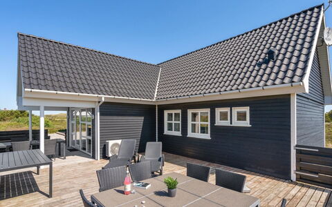 Eliena - 500M from the Sea: Dak, Land Lot, Verblijf, Huis, Landelijk Gebied, Schuur, Siding, Garden Gebouwen, Blokhut, Hut