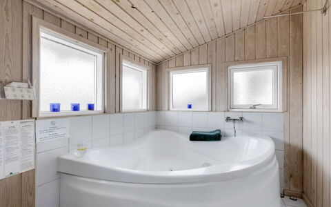 Friedel - 150M from the Sea: Loodgieterswerkinrichting, Bad, Flooring, Verdieping, Interieur Ontwerp, Samengesteld Materiaal, Plafond, Loodgieter, Badkamer, Kamer