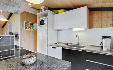 Friedel - 150M from the Sea: Keuken, Countertop, Toestel Van De Keuken, Major Appliance, Plafond, Interieur Ontwerp, Gootsteen, Cabinetry, Flooring, Huishoudapparatuur