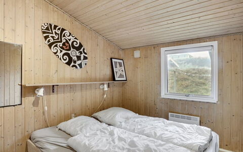 Friedel - 150M from the Sea: Slaapkamer, Hout, Bed, Plafond, Laken, Bedding, Interieur Ontwerp, Verdieping, Bed Frame, Kamer