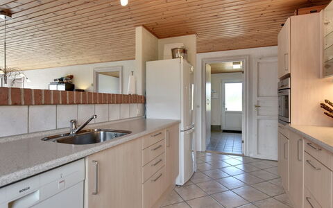 Dorothea - 450M to the Fjord: Countertop, Flooring, Keuken, Interieur Ontwerp, Meubilair, Verdieping, Cabinetry, Hout, Plafond, Lichte Inrichting