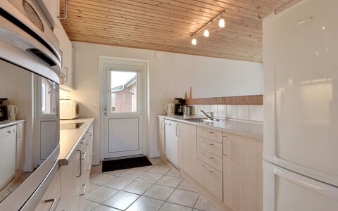 Dorothea - 450M to the Fjord: Hout, Flooring, Interieur Ontwerp, Countertop, Keuken, Plafond, Verdieping, Cabinetry, Meubilair, Verlichting