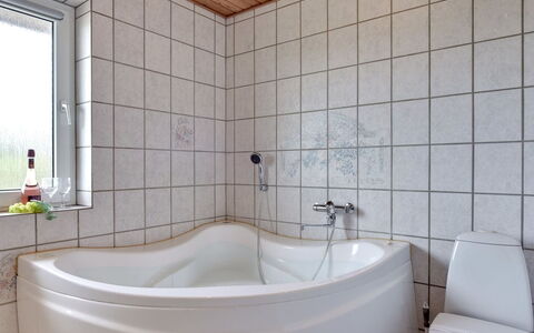 Dorothea - 450M to the Fjord: Badkamer, Loodgieterswerkinrichting, Bad, Flooring, Interieur Ontwerp, Verdieping, Kraan, Loodgieter, Tegel, Kamer