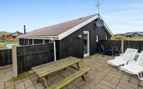 Elnur - 100M from the Sea: Verblijf, Huis, Huis, Dak, Veranda, Landgoed, Siding, Garden Gebouwen, Boerderij, Werf