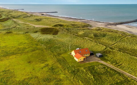 Ali - 75M from the Sea: Dak, Land Lot, Verblijf, Huis, Landelijk Gebied, Schuur, Siding, Garden Gebouwen, Blokhut, Hut