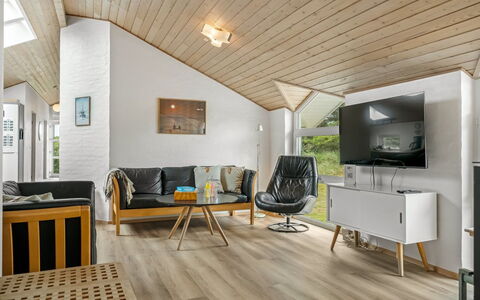 Hariet - 600M from the Sea: Flooring, Interieur Ontwerp, Hout, Houten Vloer, Verdieping, Plafond, Meubilair, Huis, Laminaatvloer, Woonkamer