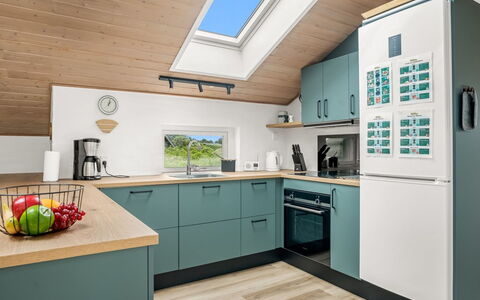 Hariet - 600M from the Sea: Keuken, Toestel Van De Keuken, Interieur Ontwerp, Major Appliance, Countertop, Hout, Cabinetry, Meubilair, Flooring, Fornuis