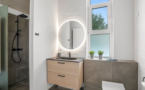 Hariet - 600M from the Sea: Badkamer, Interieur Ontwerp, Wastafel In De Badkamer, Loodgieterswerkinrichting, Flooring, Verdieping, Muur, Wastafel, Badkamerkast, Spiegel