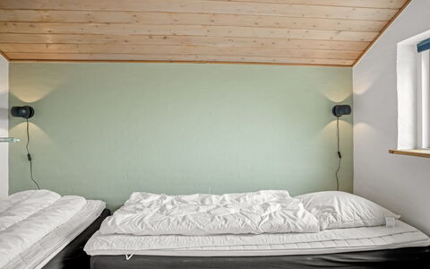 Hariet - 600M from the Sea: Interieur Ontwerp, Muur, Meubilair, Verdieping, Flooring, Slaapkamer, Bed, Hout, Plafond, Verlichting