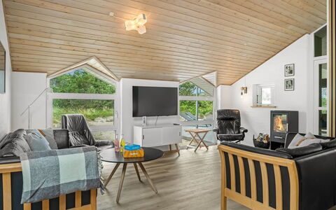 Hariet - 600M from the Sea: Interieur Ontwerp, Flooring, Meubilair, Verdieping, Hout, Plafond, Houten Vloer, Bankstel, Kamer, Woonkamer