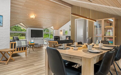 Hariet - 600M from the Sea: Interieur Ontwerp, Flooring, Hout, Houten Vloer, Plafond, Verdieping, Bankstel, Meubilair, Kamer, Woonkamer