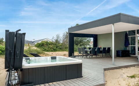 Hariet - 600M from the Sea: Samengesteld Materiaal, Schaduw, Zwembad, Beton, Dek, Outdoor Structuur, Buitenmeubels, Patio, Vrije Tijd