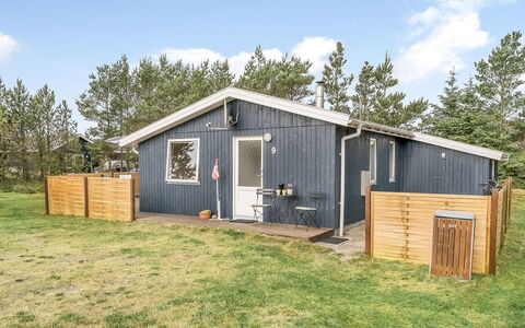 Hughlek - 900M from the Sea: Hout, Huis, Veranda, Dek, Hardwood, Dak, Beits, Houten Vloer, Eco Hotel