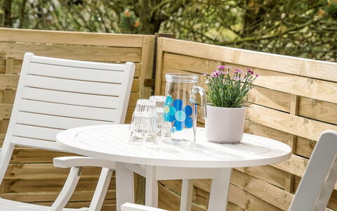 Hughlek - 900M from the Sea: Hout, Huis, Veranda, Dek, Hardwood, Dak, Beits, Houten Vloer, Eco Hotel
