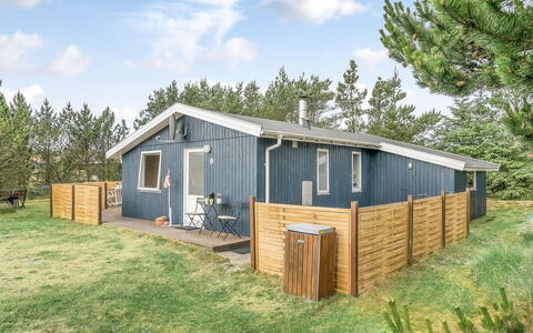 Hughlek - 900M from the Sea: Hout, Huis, Veranda, Dek, Hardwood, Dak, Beits, Houten Vloer, Eco Hotel