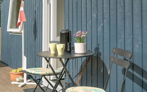 Hughlek - 900M from the Sea: Hout, Huis, Veranda, Dek, Hardwood, Dak, Beits, Houten Vloer, Eco Hotel