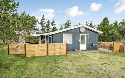 Hughlek - 900M from the Sea: Huis, Huis, Deur, Dak, Verblijf, Landgoed, Tuin, Schaduw, Siding, Werf