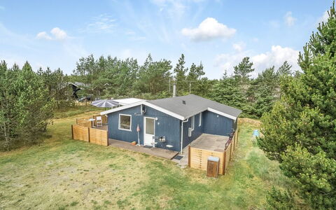 Hughlek - 900M from the Sea: Huis, Huis, Deur, Dak, Verblijf, Landgoed, Tuin, Schaduw, Siding, Werf