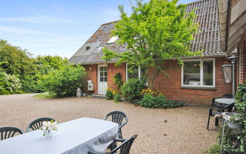 Ludovic - 7Km from the Sea: Dak, Land Lot, Verblijf, Huis, Landelijk Gebied, Schuur, Siding, Garden Gebouwen, Blokhut, Hut