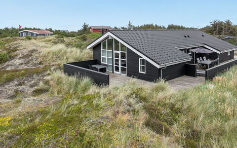 Mavis - 800M from the Sea: Hout, Huis, Veranda, Dek, Hardwood, Dak, Beits, Houten Vloer, Eco Hotel