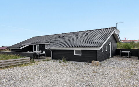 Mavis - 800M from the Sea: Hout, Huis, Veranda, Dek, Hardwood, Dak, Beits, Houten Vloer, Eco Hotel