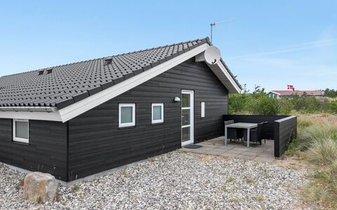 Mavis - 800M from the Sea: Hout, Huis, Veranda, Dek, Hardwood, Dak, Beits, Houten Vloer, Eco Hotel
