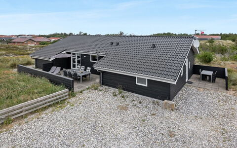 Mavis - 800M from the Sea: Hout, Huis, Veranda, Dek, Hardwood, Dak, Beits, Houten Vloer, Eco Hotel