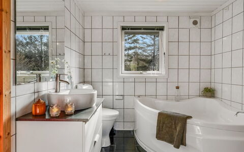 Bylgja - 1.7Km from the Sea: Loodgieterswerkinrichting, Flooring, Interieur Ontwerp, Badkamer, Verdieping, Loodgieter, Huis, Kraan, Tegel, Plafond