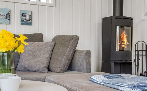 Bylgja - 1.7Km from the Sea: Meubilair, Flooring, Interieur Ontwerp, Verdieping, Hout, Woonkamer, Houten Vloer, Bankstel, Tafel, Huis