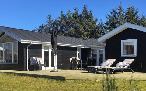 Bylgja - 1.7Km from the Sea: Dak, Huis, Huis, Verblijf, Woongebied, Siding, Gazon, Veranda, Deur, Landgoed