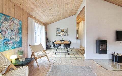 Birette - 1.5Km from the Sea: Flooring, Meubilair, Interieur Ontwerp, Verdieping, Hout, Houten Vloer, Plafond, Huis, Woonkamer, Stoel