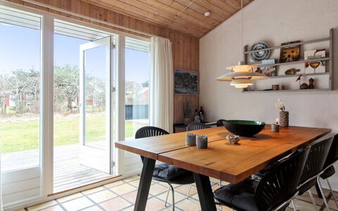 Birette - 1.5Km from the Sea: Meubilair, Interieur Ontwerp, Flooring, Stoel, Tafel, Verdieping, Eetkamer, Hout, Keuken En Eettafel, Plafond