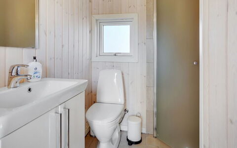 Birette - 1.5Km from the Sea: Flooring, Loodgieterswerkinrichting, Muur, Verdieping, Hout, Badkamer, Toilet, Wc Bril, Interieur Ontwerp, Wastafel