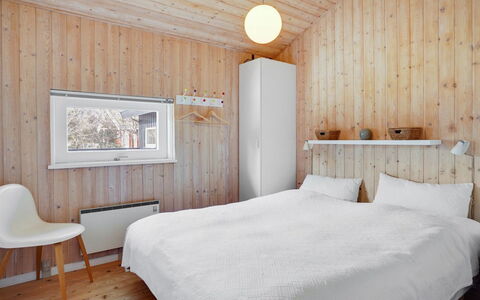 Birette - 1.5Km from the Sea: Slaapkamer, Muur, Hout, Bed, Laken, Bedding, Plafond, Interieur Ontwerp, Flooring, Verdieping