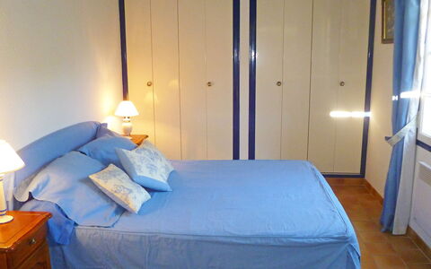 Domaine Port D'Alon: Slaapkamer, Bed, Kamer, Meubilair, Laken, Eigendom, Matras, Bed Frame, Bedding, Muur
