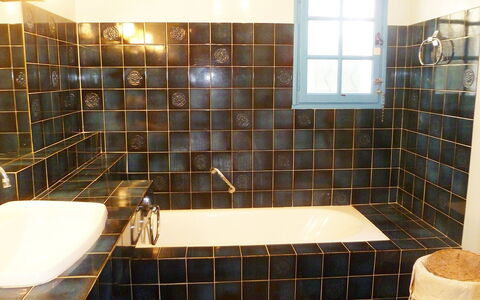 Domaine Port D'Alon: Badkamer, Tegel, Eigendom, Kamer, Verdieping, Interieur Ontwerp, Architectuur, Loodgieterswerkinrichting, Huis, Flooring