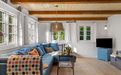 Beghel - 350M from the Sea: Meubilair, Interieur Ontwerp, Bankstel, Flooring, Verdieping, Hout, Tafel, Plafond, Woonkamer, Kamer