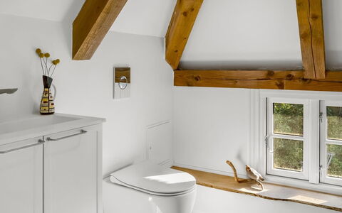 Beghel - 350M from the Sea: Loodgieterswerkinrichting, Badkamer, Wc Bril, Flooring, Toilet, Loodgieter, Verdieping, Kraan, Wastafel, Badkamerkast