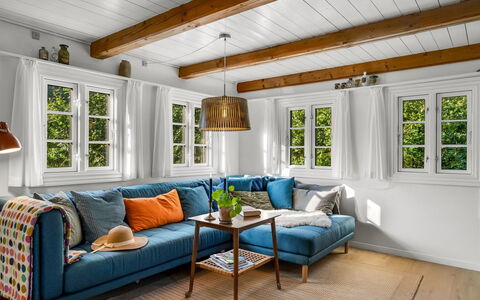 Beghel - 350M from the Sea: Meubilair, Interieur Ontwerp, Bankstel, Flooring, Hout, Verdieping, Woonkamer, Huis, Kamer, Tafel