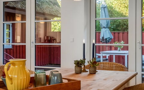Beghel - 350M from the Sea: Meubilair, Interieur Ontwerp, Flooring, Hout, Tafel, Verdieping, Stoel, Plafond, Keuken En Eettafel, Eetkamer