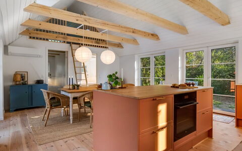 Beghel - 350M from the Sea: Meubilair, Flooring, Interieur Ontwerp, Hout, Plafond, Verdieping, Countertop, Houten Vloer, Lichte Inrichting, Keuken